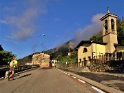 06 Partenza da S. Bernardino di Zogno con nebbia mattutina post trmporale notturno in Corna Rossa